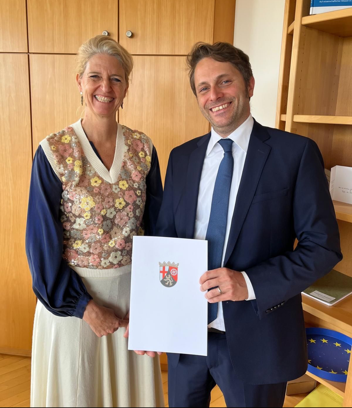 Presentation of the certificate of appointment by the President of Trier University, Prof Dr Eva Martha Eckkrammer.